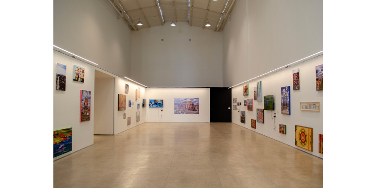 Cierre de la exposición "Ch'ixifuturismo. Arquitectura de Freddy Mamani, fotografía de Florencia Blanco", curada por Santiago García Navarro